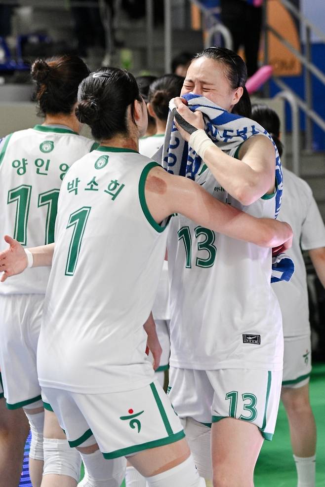 김정은이 챔피언결정전 진출이 좌절된 뒤 눈문을 쏟아내자 박소희가 위로하고 있다. WKBL 제공