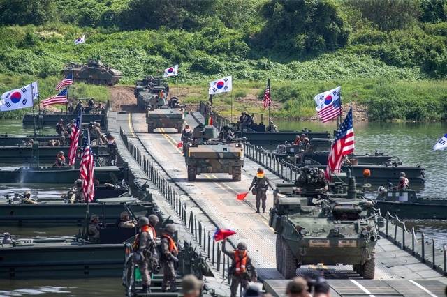 완성된 연합부교를 이용하여 한미 연합군의 기계화부대가 도하하고 있는 모습. 사진 제공=육군