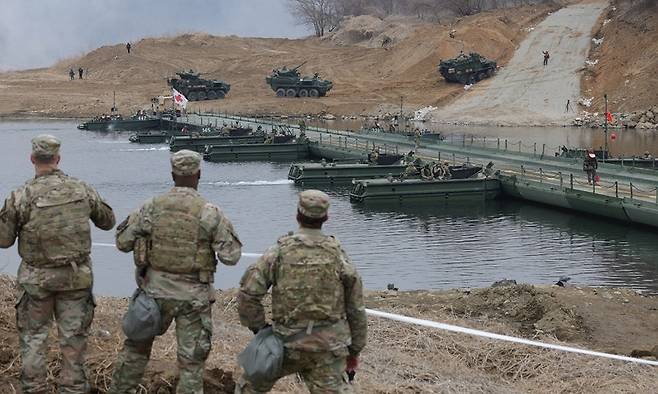 한미연합 도하훈련에서 주한미군 장병들이 부교를 건넌 스트라이커 장갑차를 바라보고 있다. 연합뉴스