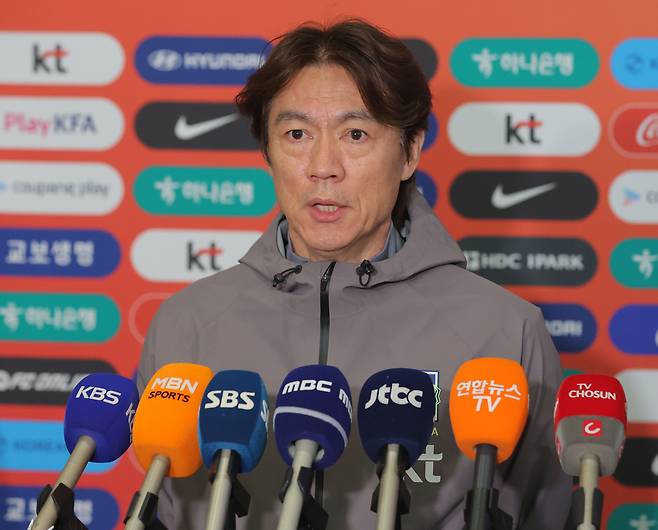 홍명보 축구대표팀 감독이 유럽 A매치 2연전 후 2일 인천국제공항 제2여객터미널을 통해 귀국한 자리에서 취재진의 질문에 대답하고 있다. 연합뉴스