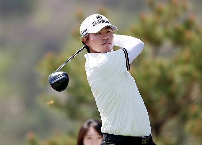 김성현이 16일 강원 춘천의 라비에벨 골프앤리조트 올드코스(파72)에서 열린 KPGA 투어 개막전 DB손해보험 프로미 오픈 1라운드 5번 홀에서 티샷을 하고 있다. 사진 제공=KPGA