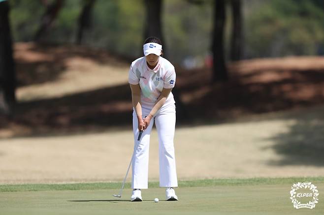 퍼팅을 준비하고 있는 김민솔. 사진 제공=KLPGA