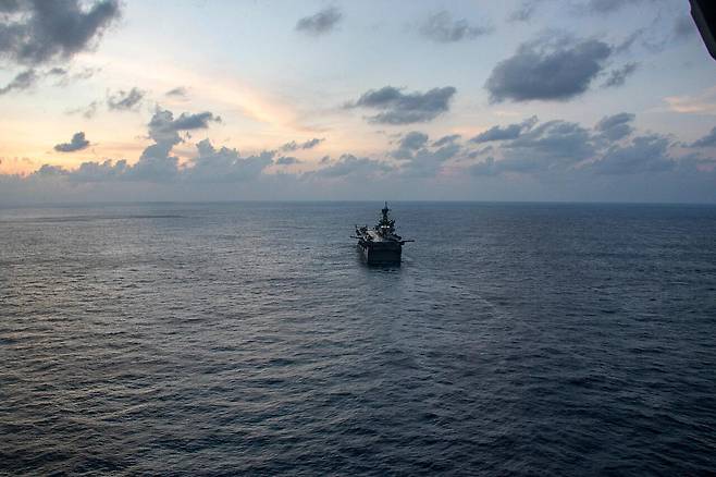 미국 해군 상륙함 USS 트리폴리함의 모습. 3월28일 미군 중부사령부(CENTCOM)는 USS 트리폴리함이 해병대 2500명을 태우고 ‘작전 구역’에 도착했다고 밝혔다. ⓒREUTERS