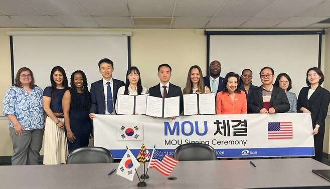 천안시 방문단이 15일(현지시각) 미국 프린스조지스 카운티에서 관내 중소기업 5개 사가 참여한 가운데 현지 바이어들과 수출 상담회를 진행하고 기념촬영을 하고 있다. ⓒ천안시 제공 방