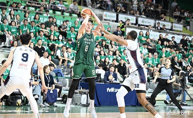 DB 헨리 엘런슨(왼쪽에서 2번째)가 15일 원주DB프로미아레나에서 열린 KCC와 6강 PO&nbsp;2차전 도중 외곽슛을 시도하고 있다.  사진제공｜KBL