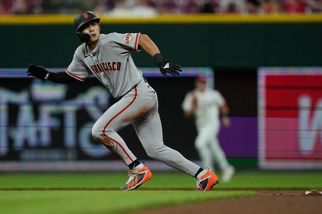 샌프란시스코 이정후가 16일(한국시간) 미국 오하이오주 신시내티 그레이트아메리칸볼파크서 열린 2026 메이저리그(MLB) 신시내티전에서 9회초 2루타로 출루한 뒤 후속타자의 파울 플라이가 나오자 태그업을 통해 3루로 달리고 있다. 신시내티｜AP뉴시스