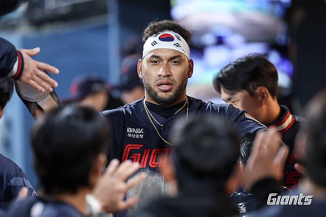 롯데 외국인 타자 빅터 레이예스가 최근 청량음료의 광고 모델로 발탁돼 눈길을 끌었다. 사진제공｜롯데 자이언츠