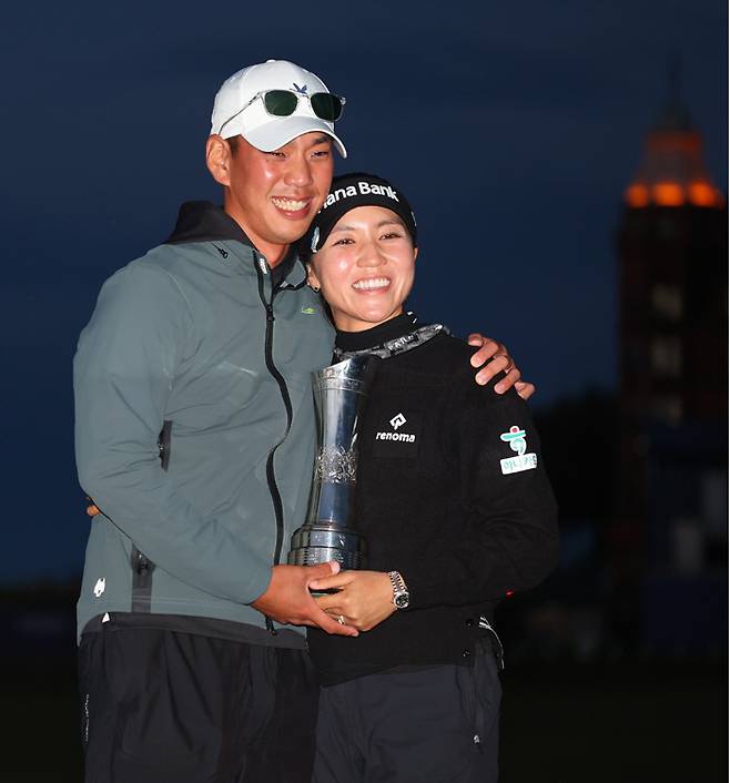 리디아 고가 2024년 8월 스코틀랜드 세인트앤드루스 올드코스에서 열린 AIG 여자오픈에서 우승한 뒤 남편 정준씨와 함께 트로피를 들고 포즈를 취하고 있다. 게티이미지코리아