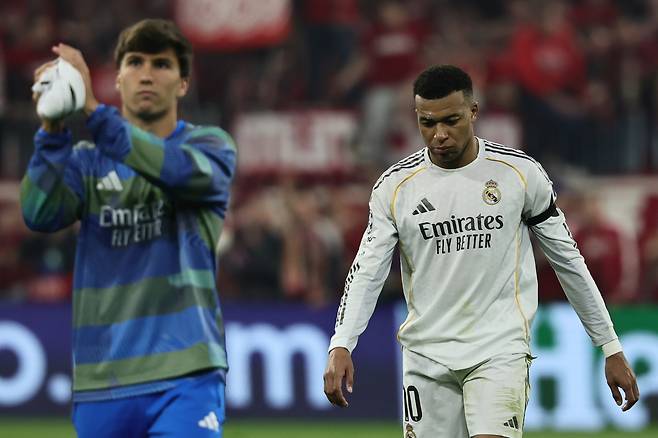 레알 마드리드 킬리안 음바페(오른쪽)가 16일 UCL 4강 진출에 실패한 뒤 침통한 표정ㅇ로 그라운드를 나서고 있다. EPA연합뉴스