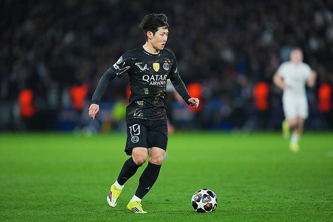 PSG 이강인이 지난달 유럽챔피언스리그 16강 2차전에서 첼시를 맞아 드리블하고 있다. Getty Images코리아