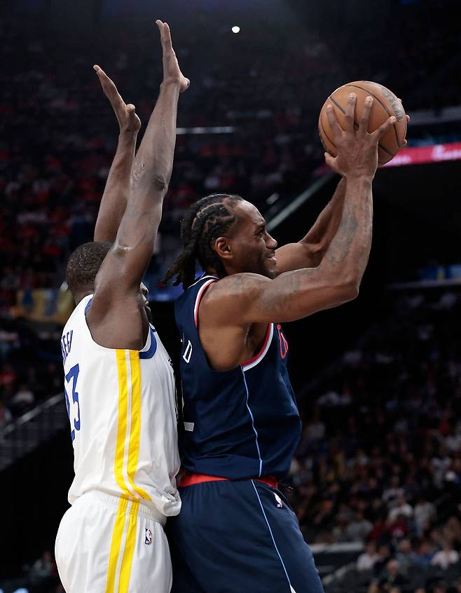 카와이 레너드(오른쪽)가 16일 미국 캘리포니아주 잉글우드의 인튜이트돔에서 열린 골든스테이트 워리어스와 2025~2026 미국프로농구 플레이-인 토너먼트에서 슛을 하고 있다.  잉글우드 | AFP연합뉴스