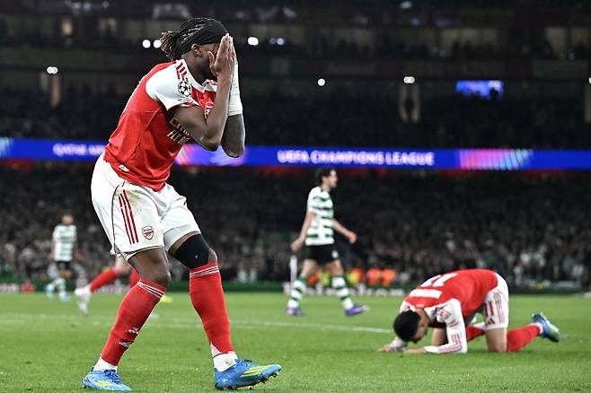 아스널 노니 마두에케가 16일 UCL 8강 2차전에서 스포르팅을 상대로 기회를 놓친 뒤 아쉬워하고 있다. 신화연합뉴스