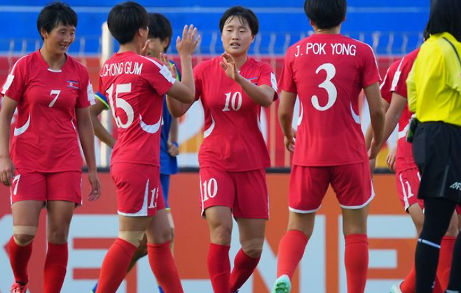▲ 한국 축구가 북한에 또 발목 잡혔다. 20세 이하 여자 축구대표팀은 조별리그에서 북한에 0-5로 진 데 이어 준결승에서도 0-3으로 패해 설욕에 실패했다. 이 연령대에서 한국은 북한 상대로 아홉 번 맞붙어 딱 한 번 이겼다. ⓒ 아시아축구연맹