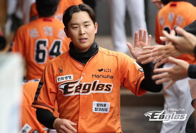 ▲ 2021년 2루수 부문 골든글러브 수상자인 정은원은 올해 한화의 가세 전력 중 하나로 기대를 모은다 ⓒ 한화 이글스