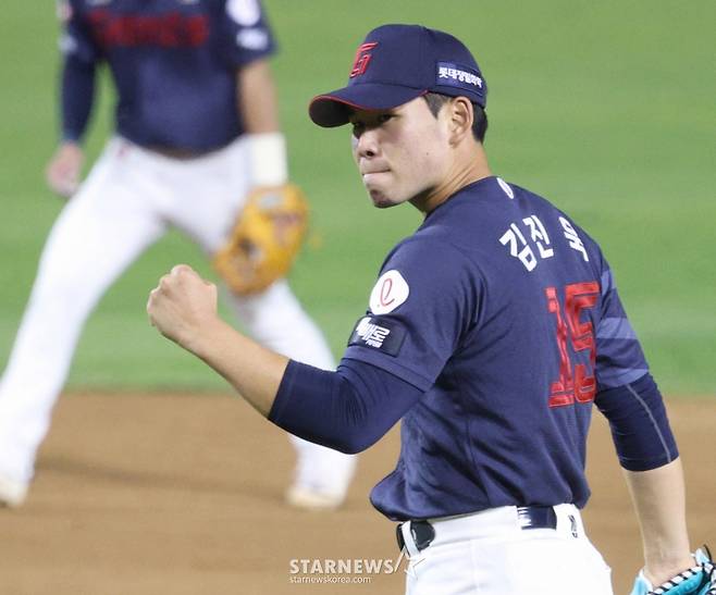 2026 신한 SOL KBO리그 LG 트윈스 대 롯데 자이언츠 경기가 15일 서울 잠실야구장에서 열렸다. 롯데 선발 김진욱이 5회말 2사 1,2루에서 LG 신민재를 삼진으로 돌려세운 후 환호하고 있다. /사진=김진경 대기자