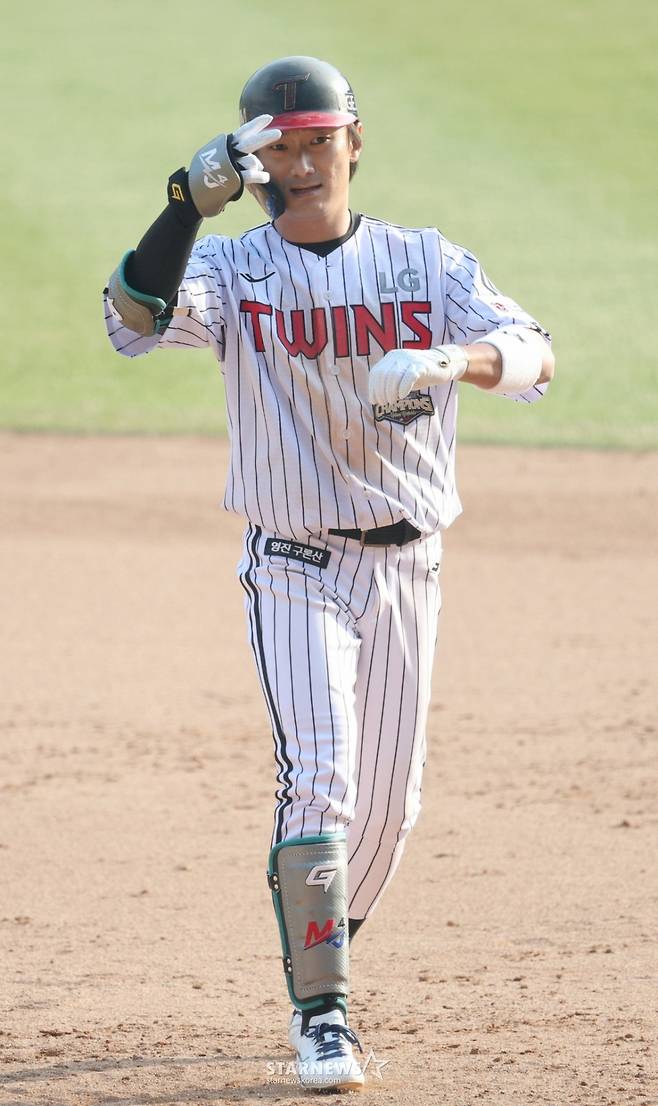 2026 신한 SOL Bank KBO리그 공식 개막전 LG 트윈스 대 KT 위즈 경기가 28일 서울 잠실야구장에서 열렸다.  LG 신민재가 8회말 무사 만루에서 1타점 적시타를 날리고 출루한 후 세리머니를 하고 있다. /사진=김진경 대기자