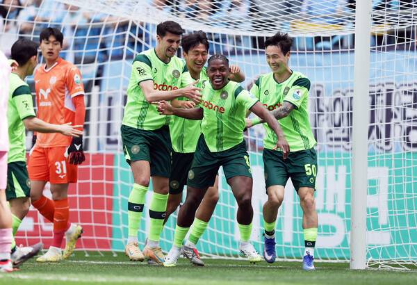 '첫 승 도전' 충북청주-김해, 8라운드 맞대결…충북청주 5무2패, 김해 5연패 탈출 후 첫 승점...사진은 김포FC 선수들 환호 모습.(사진제공=한국프로축구연맹)