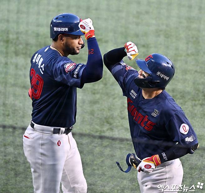 15일 오후 서울 송파구 잠실야구장에서 열린 '2026 신한 SOL Bank KBO리그' 롯데 자이언츠와 LG 트윈스의 경기, 3회초 1사 롯데 손성빈이 솔로 홈런을 날린 후 기뻐하고 있다. 잠실, 김한준 기자