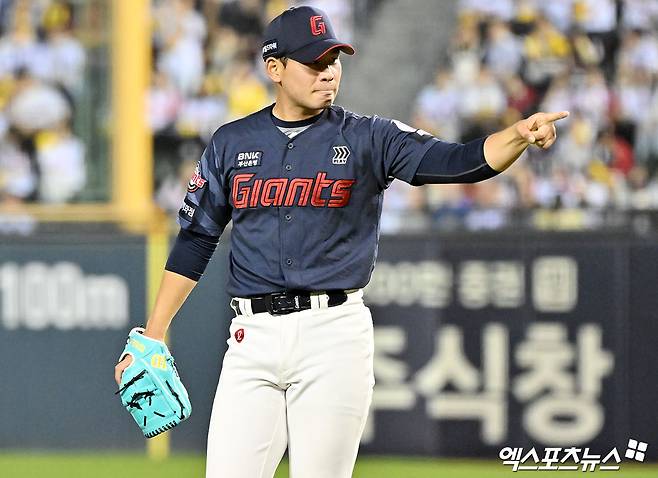 15일 오후 서울 송파구 잠실야구장에서 열린 '2026 신한 SOL Bank KBO리그' 롯데 자이언츠와 LG 트윈스의 경기, 5회말 수비를 마친 롯데 김진욱이 기뻐하고 있다. 잠실, 김한준 기자