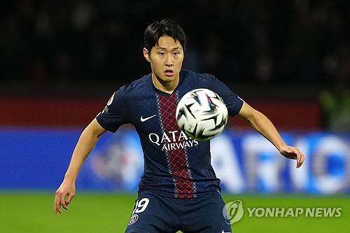 파리 생제르맹(PSG) 이강인이 올여름 팀을 떠나기로 결심했다는 소식이 전해졌다. 유럽축구연맹(UEFA) 챔피언스리그 4강 진출이라는 성과에 가려진 출전 시간 부족 문제가 결국 이적이라는 결단으로 이어진 모양새다. 프랑스 매체 르트랜스퍼는 이강인이 이번 여름 PSG를 떠나기로 결심한 두 명의 선수 중 한 명이며 팀 내 입지 확보에 어려움을 느끼고 올여름 이적을 강력히 원하고 있다고 전했다. 연합뉴스