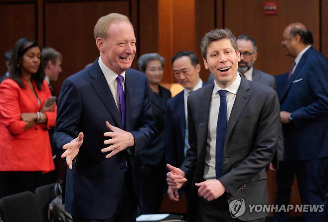 브래드 스미스 MS 사장(왼쪽)과 샘 올트먼 오픈AI CEO [Getty Images via AFP=연합뉴스 자료사진]