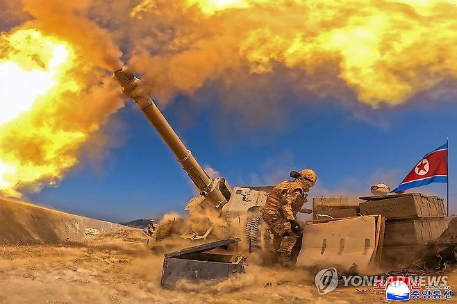 김정은, 김일성 생일에 포사격경기 참관 (평양 조선중앙통신=연합뉴스) 김정은 북한 국무위원장이 조부 김일성 주석의 생일(태양절·4월 15일)을 맞아 포사격 경기를 참관하고 전투 준비에 박차를 가해 나갈 것을 주문했다. 조선중앙통신은 16일 김 위원장이 전날 김 주석의 생일을 맞아 조직된 인민군 서부지구 대연합부대 예하 포병구분대들의 포사격 경기를 참관했다고 보도했다.2026.4.16 
    [국내에서만 사용가능. 재배포 금지. For Use Only in the Republic of Korea. No Redistribution] nkphoto@yna.co.kr