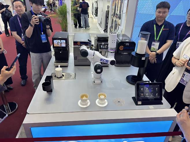 로봇팔이 만든 카페라테     (광저우=연합뉴스) 정성조 특파원 = 15일 오후 중국 광둥성 광저우에서 열린 중국수출입상품교역회(캔톤페어)에서 한 중국 업체가 선보인 커피 만드는 로봇팔의 모습. 2026.4.15 xing@yna.co.kr