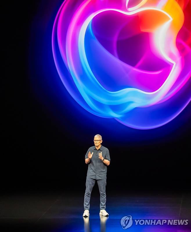 '애플 인텔리전스' 탑재 아이폰 소개하는 팀 쿡 애플 CEO [신화=연합뉴스 자료사진]
