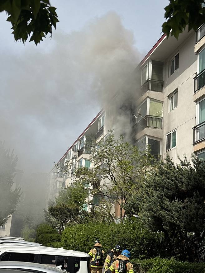 16일 오전 10시 10분께 불이 난 양천구 목동의 한 아파트. [독자 제공]