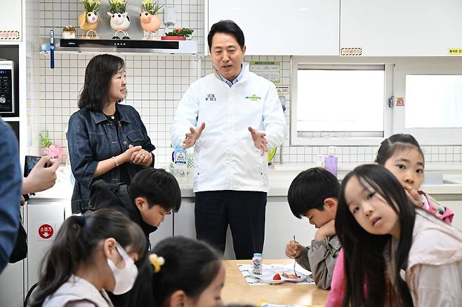 아침돌봄 현황 점검하는 오세훈 시장 오세훈 서울시장이 16일 중랑구 신내동 우리동네키움센터 중랑 1호점에서 서울형 아침돌봄 키움센터 운영 현황에 대해 듣고 있다. [서울시 제공. 재판매 및 DB 금지]