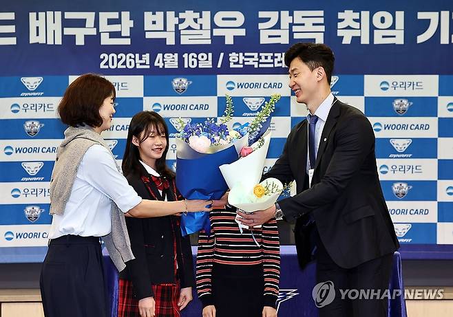 취임 축하 꽃다발 받는 박철우 감독 (서울=연합뉴스) 김인철 기자 = 남자 프로배구 박철우 우리카드 신임 감독이 16일 서울 중구 프레스센터에서 열린 취임 기자회견에서 가족들로부터 축하 꽃다발을 받고 있다. 2026.4.16 yatoya@yna.co.kr