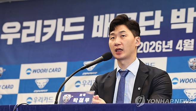 질문에 답하는 박철우 감독 (서울=연합뉴스) 김인철 기자 = 남자 프로배구 박철우 우리카드 신임 감독이 16일 서울 중구 프레스센터에서 열린 취임 기자회견에서 취재진 질문에 답하고 있다. 2026.4.16 yatoya@yna.co.kr