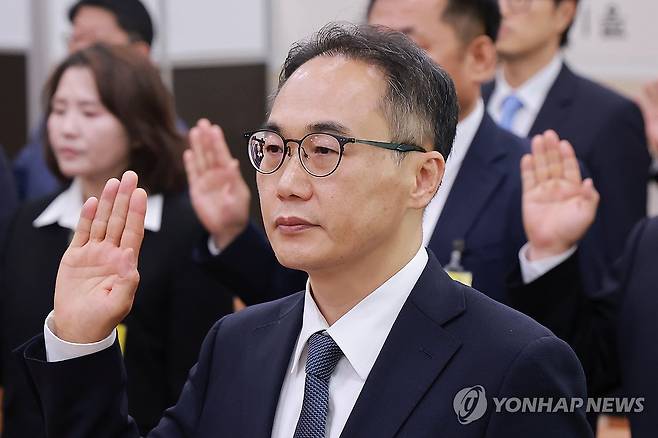 증인 선서하는 이원석 전 검찰총장 (서울=연합뉴스) 신현우 기자 = 16일 국회 윤석열 정권 정치검찰 조작기소 의혹 사건 진상규명 국정조사특별위원회 제8차 전체회의에서 열린 대장동·김용 전 민주연구원 부원장·위례신도시 조작기소 의혹 사건 청문회에서 이원석 전 검찰총장이 증인으로 선서하고 있다. 2026.4.16 nowwego@yna.co.kr