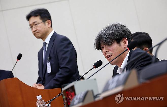 "아이 사진 보여주며 압박" 당시 상황 설명하는 남욱 (서울=연합뉴스) 이동해 기자 = 대장동 민간업자 남욱 변호사가 16일 국회 '윤석열 정권 정치검찰 조작기소 의혹 사건 진상규명' 국정조사특별위원회에서 열린 대장동·위례 개발비리 및 김용 전 민주연구원 부원장 관련 의혹 사건에 대한 청문회에서 사건 수사 당시 정일권 검사가 가족사진을 보여주며 "배를 가르는 수사를 할 수도 있다"고 발언한 것과 관련한 의원 질의에 답하고 있다. 남 변호사 왼쪽은 대장동 수사를 주도했던 정일권 검사. 2026.4.16 eastsea@yna.co.kr