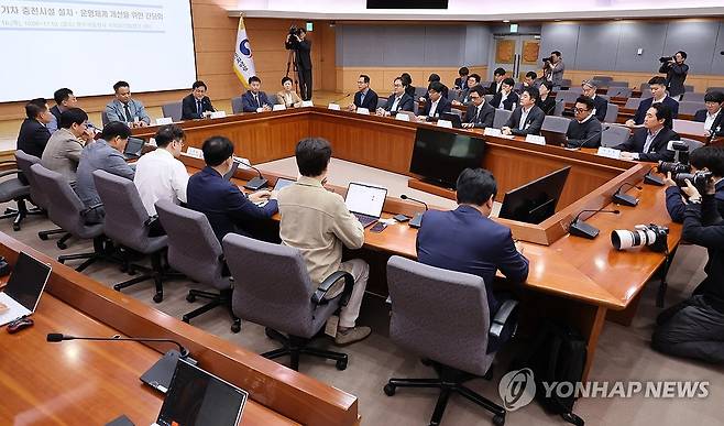 김성환 장관, 전기차 충전 개선을 위한 간담회 발언 (서울=연합뉴스) 이정훈 기자 = 김성환 기후에너지환경부 장관이 16일 서울 종로구 정부서울청사 별관에서 열린 공동주택 내 전기차 충전시설 설치·운영체계 개선을 위한 간담회에서 발언하고 있다. 2026.4.16 uwg806@yna.co.kr
