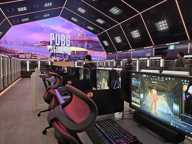 크래프톤, 배틀그라운드 팬 위한 문화공간 'PUBG 성수' 오픈 (서울=연합뉴스) 김주환 기자 = 서울 성동구 'PUBG 성수' 개장을 하루 앞둔 10일 국내 취재진을 대상으로 사전 개장 행사가 열리고 있다.
    PUBG 성수는 크래프톤의 대표작 '배틀그라운드' 세계관을 소재로 구현한 공간으로, 게임 팬은 물론 지역 주민까지 함께 즐길 수 있는 게임·문화 융합형 플랫폼이다. 사진은 'PUBG 성수' 내 PC방. 2025.7.10 jujuk@yna.co.kr