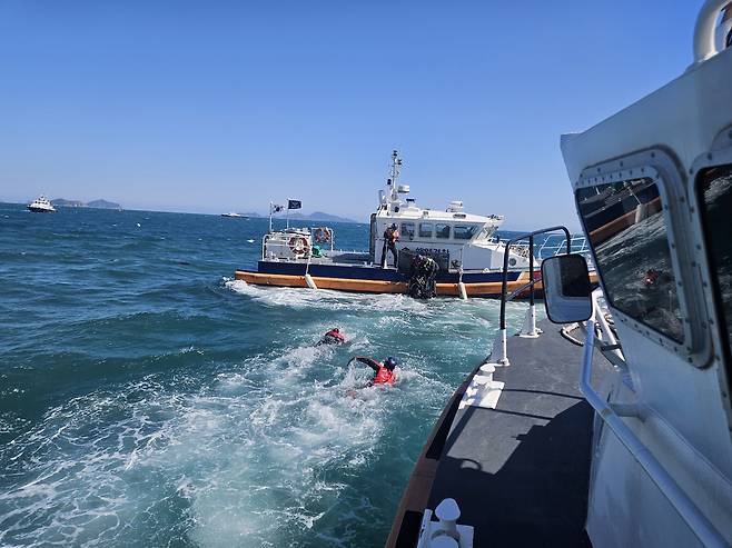 구조 현장 [통영해양경찰서 제공. 재판매 및 DB 금지]