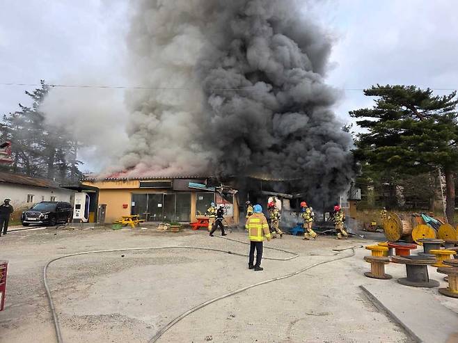 강원 고성 상가 화재 [강원특별자치도소방본부 제공. 재판매 및 DB 금지]