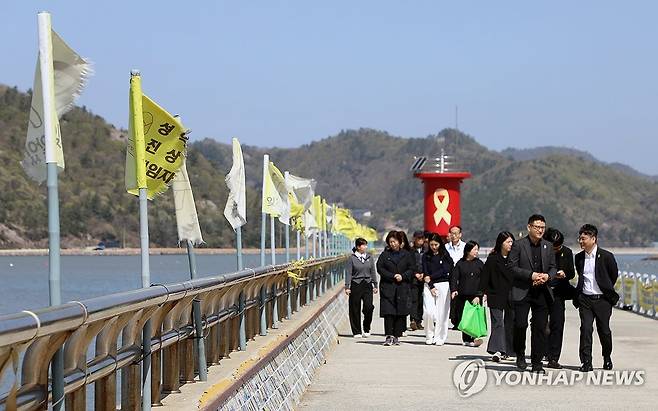 팽목항에 모이는 추모 발걸음 (진도=연합뉴스) 김혜인 기자 = 세월호 참사 12주기인 16일 오전 전남 진도군 임회면 팽목항에 추모객들이 이동하고 있다. 2026.4.16 [공동취재] in@yna.co.kr