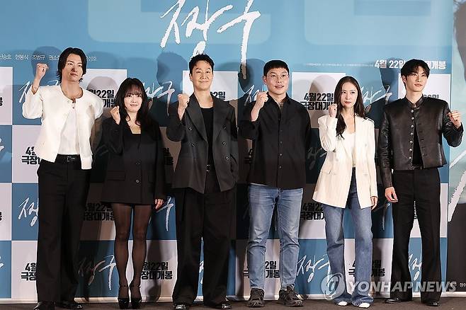 영화 '짱구' 주역들 (서울=연합뉴스) 강민지 기자 = 16일 서울 용산구 cgv용산아이파크몰에서 영화 '짱구'언론시사회 및 기자간담회에서 감독들과 배우들이 포즈를 취하고 있다. 왼쪽부터 신승호, 권소현, 정우ㆍ오성호 감독, 정수정, 조범규.   2026.4.16 mjkang@yna.co.kr