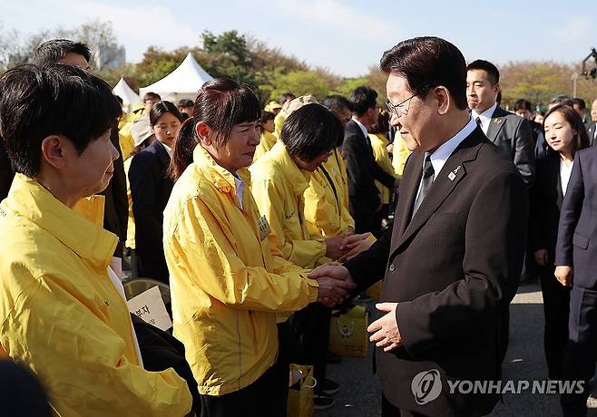 세월호 유가족들과 인사하는 이재명 대통령 (안산=연합뉴스) 김도훈 기자 = 이재명 대통령이 16일 경기도 안산 화랑유원지에서 열린 세월호 참사 12주기 기억식이 끝난 뒤 유가족들과 인사하고 있다. 2026.4.16 superdoo82@yna.co.kr