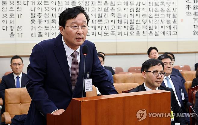 답변하는 송경호 전 서울중앙지검장 (서울=연합뉴스) 이동해 기자 = 송경호 전 서울중앙지검장이 16일 국회 '윤석열 정권 정치검찰 조작기소 의혹 사건 진상규명' 국정조사특별위원회에서 열린 대장동·위례 개발비리 및 김용 전 민주연구원 부원장 관련 의혹 사건에 대한 청문회에서 의원 질의에 답하고 있다. 2026.4.16 eastsea@yna.co.kr