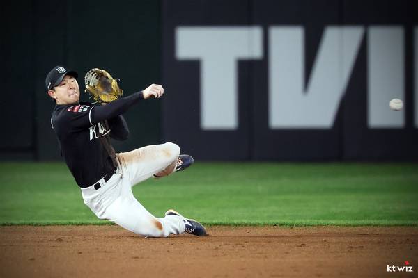 어려운 땅볼 타구를 슬라이딩 캐치로 잡아낸 이후 곧바로 2루 송구로 연결해 주자를 잡아낸 복덩이 이강민. 2026.4.8 /kt wiz 제공