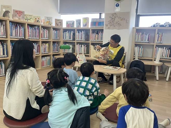 청계참고운도서관 책 읽어주기 '우루루' 프로그램 운영 모습 사진제공 의왕시