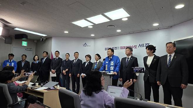 조상호 시장 후보와 시의원 예비후보들이 한자리에서 지지를 호소하고 있다.