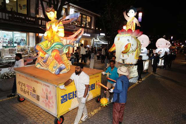 지난해 진행된 거리 연등행진 자료사진/사진=전북특별자치도 부처님오신날 봉축위원회