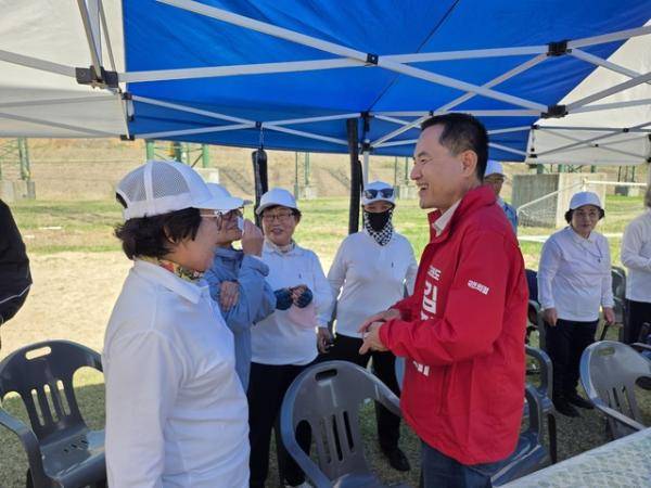 ◇국민의힘 김진태 강원지사 후보는 16일 영월에서 열린 제21회 강원특별자치도 어르신생활체육대회를 찾아 주민들과 인사를 나눴다.