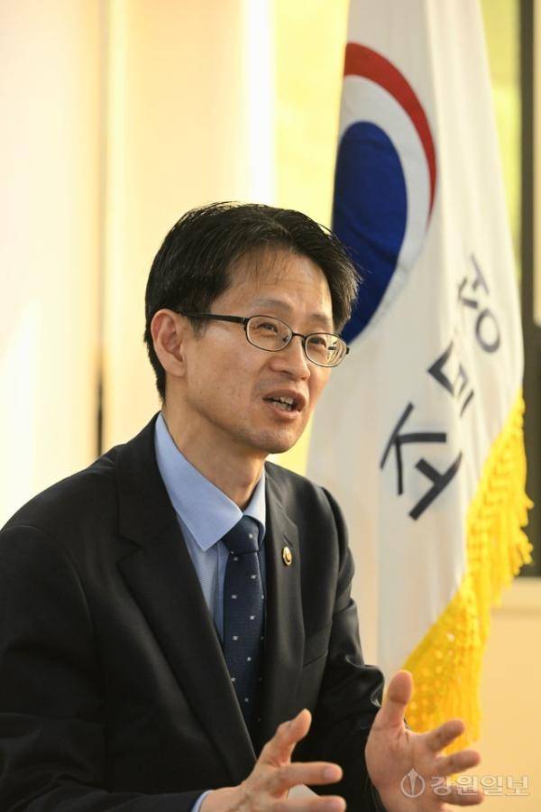 백승보 조달청장이 16일 강원지방조달청에서 강원일보 취재진을 만나 인터뷰를 하고 있다. 신세희기자