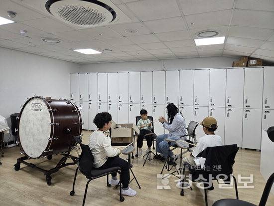 ▲ 지난 15일 울산 울주군 서울주문화센터에서 진행된 '꿈의 오케스트라 울주' 4번째 수업이 진행된 가운데 참여 학생들이 악기를 연주하는 방법을 배우고 있다.