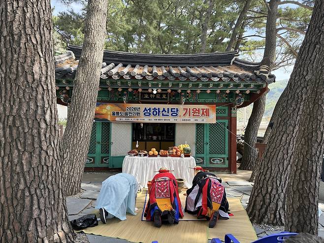 17일 오전 울릉군 서면 태하리의 성하신당에서 열린 ‘2026년 울릉도 발전 기원 성하신당 기원제’에서 제관들이 한 해의 풍어와 풍년, 주민들의 무사안일을 기원하며 절을 올리고 있다. /황진영 기자